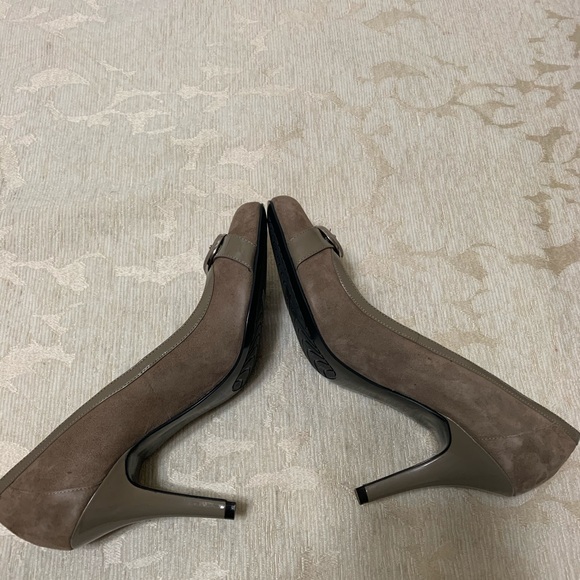 BANDOLINO SUEDE AND PATENT LEATHER PUMP IN TAUPE - Picture 5 of 7